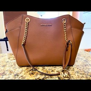 Brown Michael Kors purse, lightly used and in great condition.
